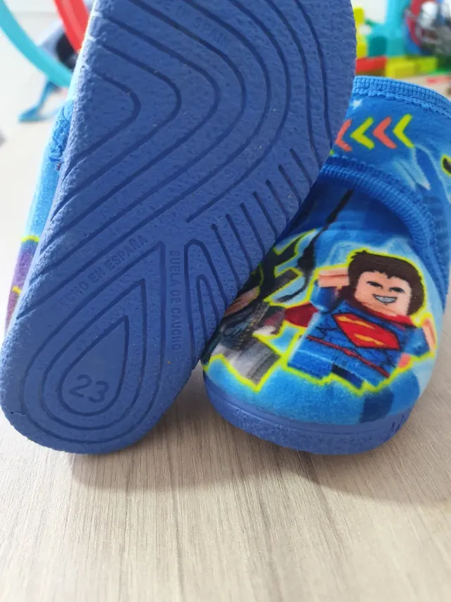 Zapatillas casa superhéroes niño