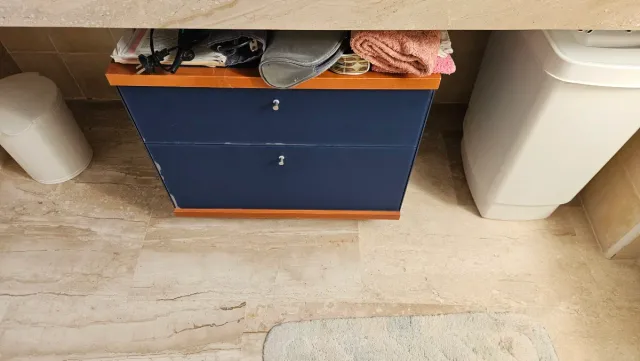 Mesita de noche azul y marrón