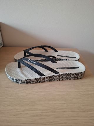 Chanclas Ipanema Blancas y Negras