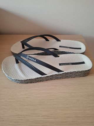 Chanclas Ipanema Blancas y Negras