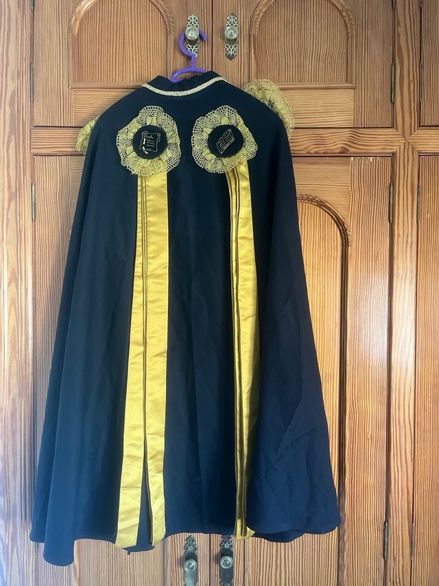 Capa de Tuna Negra y Dorada