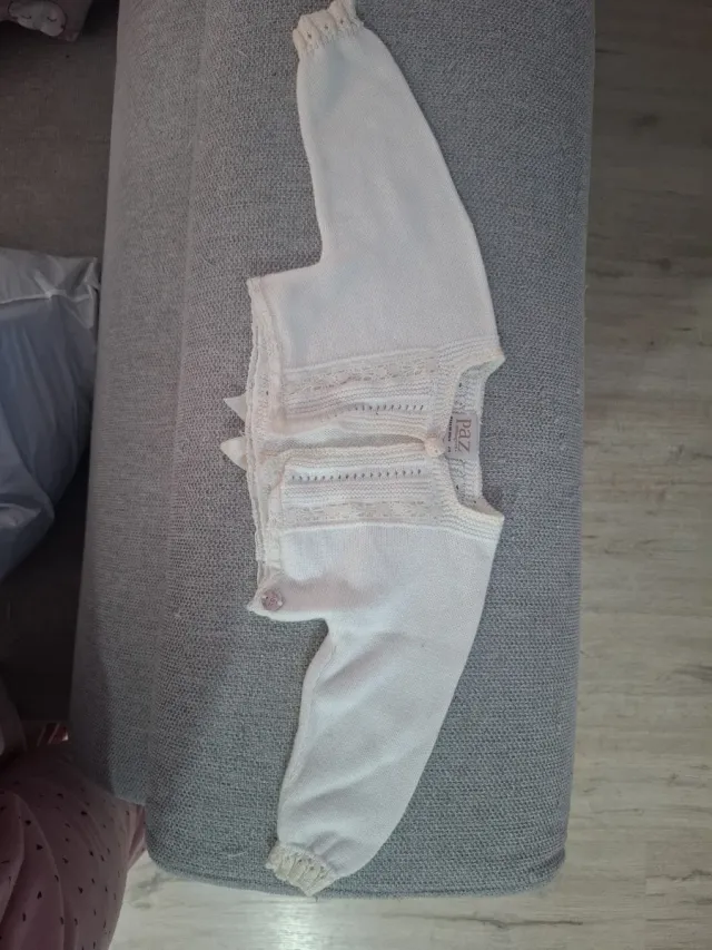 Rebeca de bebé de punto blanco