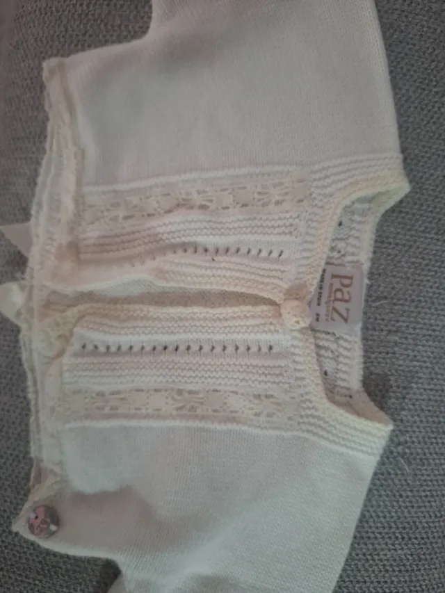 Rebeca de bebé de punto blanco