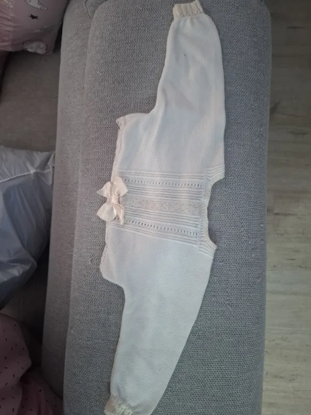 Rebeca de bebé de punto blanco