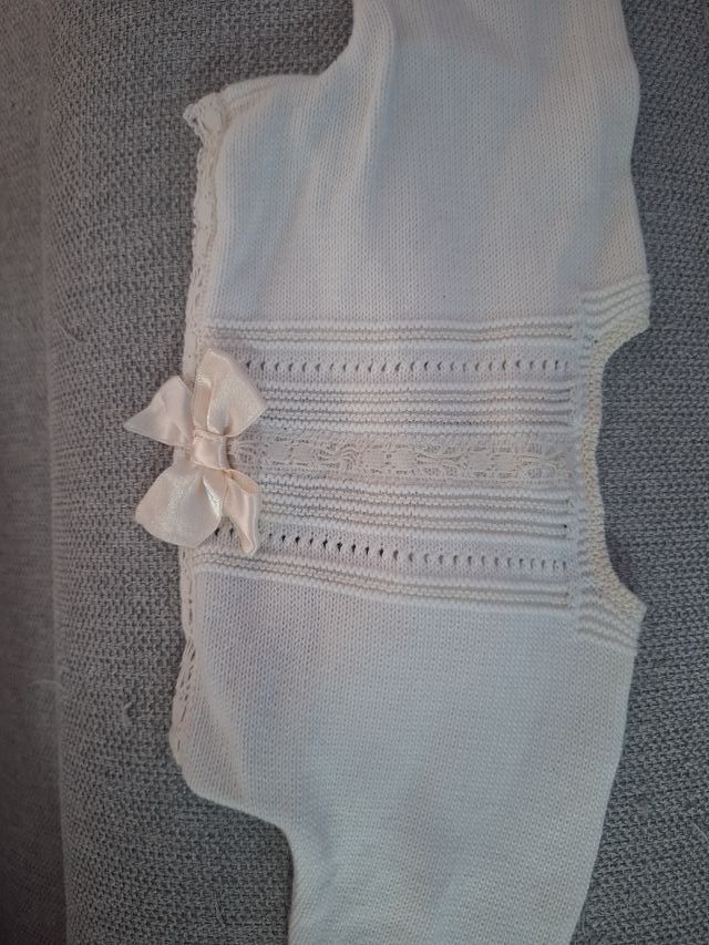 Rebeca de bebé de punto blanco