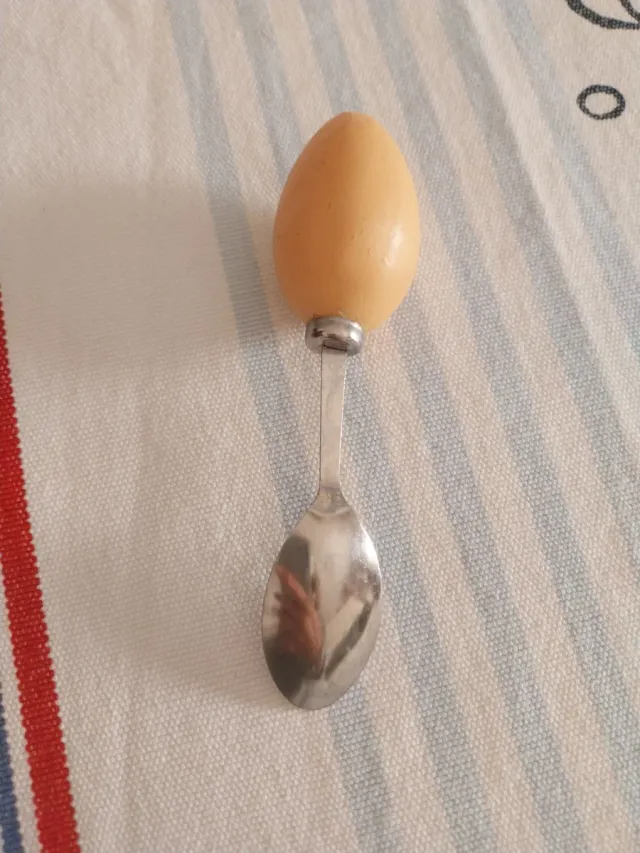 Cucchiaino per uova beige e argento