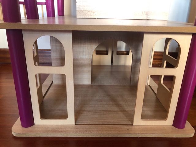 Casa de muñecas de madera