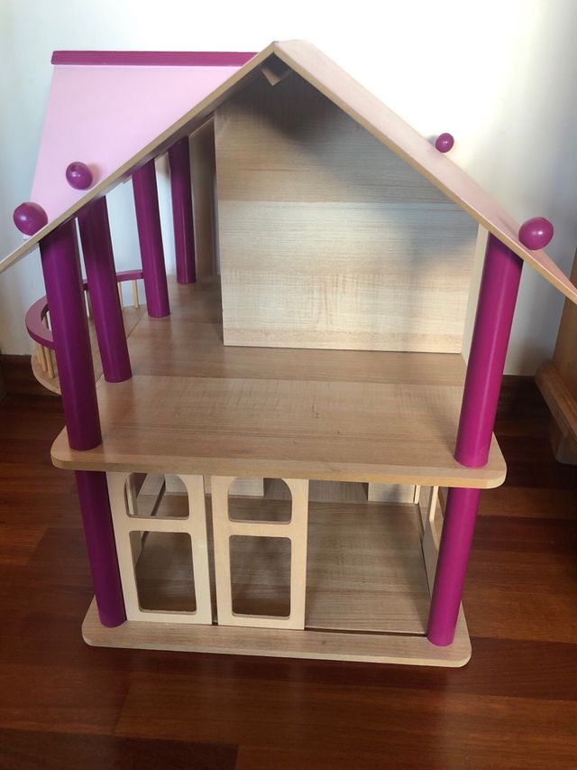 Casa de muñecas de madera