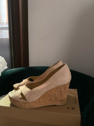 Sandalias de verano con plataforma beige/rosa.