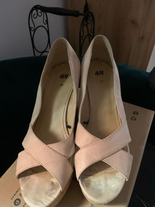 Sandalias de verano con plataforma beige/rosa.