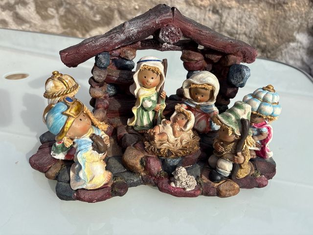 Belén infantil de plástico y piedra
