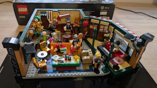 LEGO Friends Central Perk 21319 con regalo