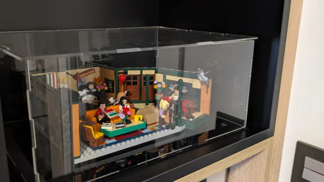 LEGO Friends Central Perk 21319 con regalo