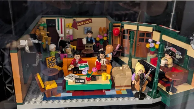 LEGO Friends Central Perk 21319 con regalo