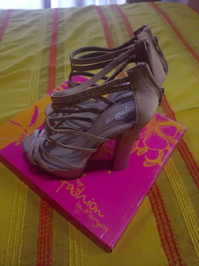 Zapatillas tacón alto beige y plateadas