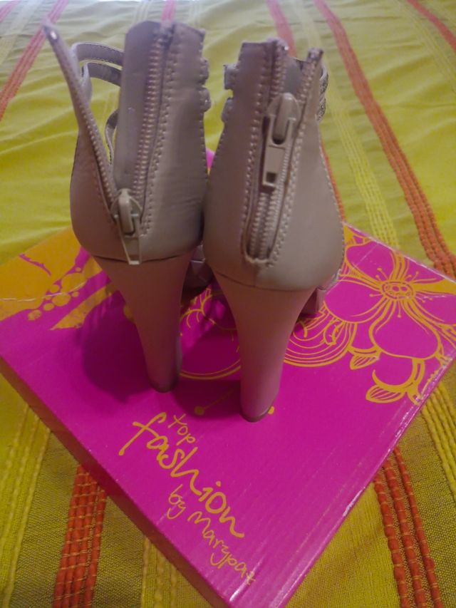 Zapatillas tacón alto beige y plateadas