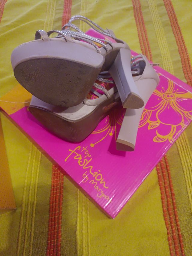 Zapatillas tacón alto beige y plateadas