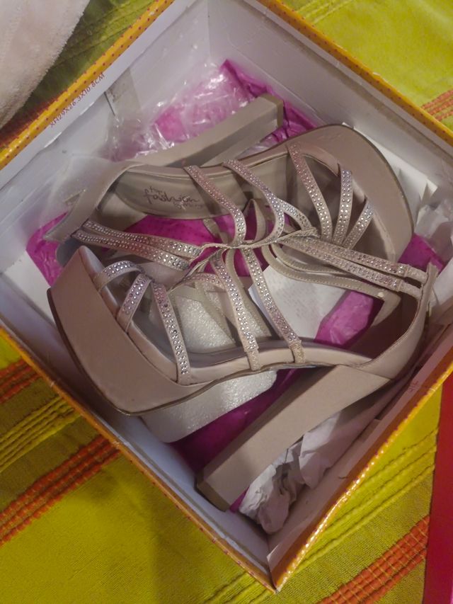 Zapatillas tacón alto beige y plateadas