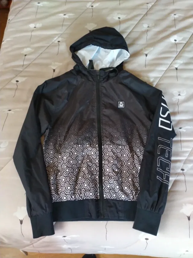 Chaqueta con capucha y estampado geométrico