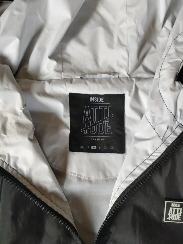 Chaqueta con capucha y estampado geométrico