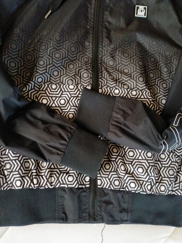Chaqueta con capucha y estampado geométrico