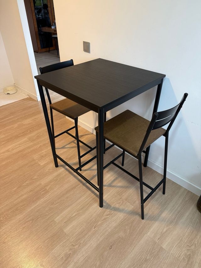 Mesa alta y 4 taburetes