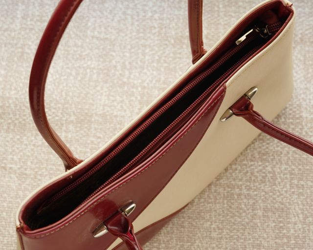 Bolso de mano bicolor beige y burdeos