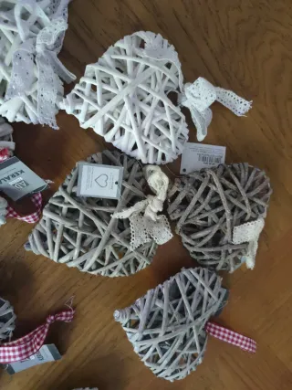 Cuori decorativi in legno con nastro