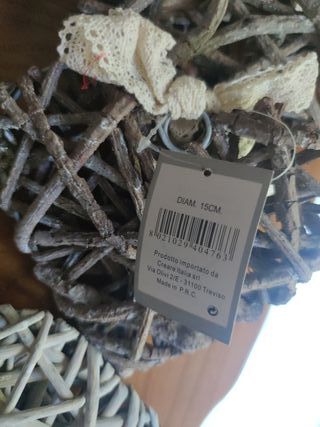 Cuori decorativi in legno con nastro