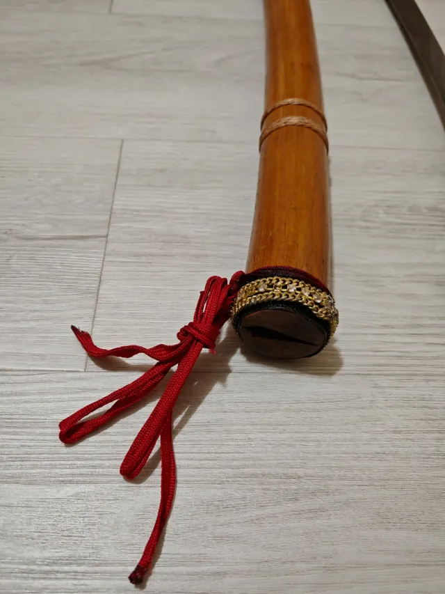 Attrezzo etnico con nappe rosse