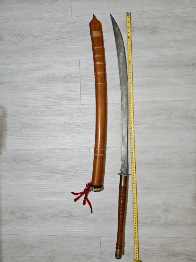 Attrezzo etnico con nappe rosse