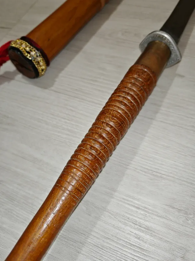 Attrezzo etnico con nappe rosse