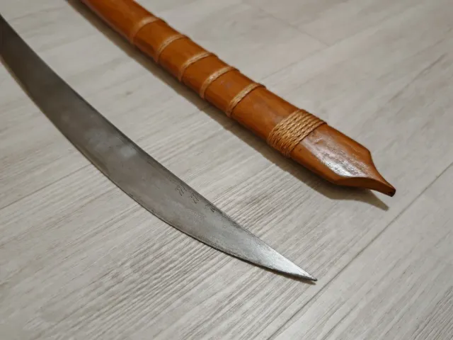 Attrezzo etnico con nappe rosse