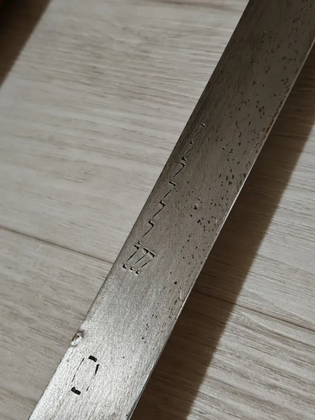 Attrezzo etnico con nappe rosse