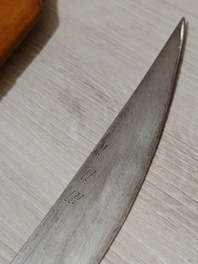 Attrezzo etnico con nappe rosse