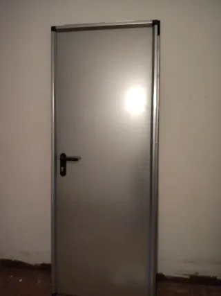 Puerta metálica con manilla negra