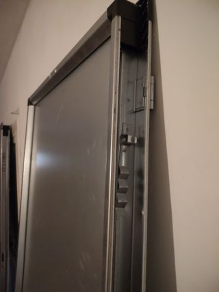 Puerta metálica con manilla negra