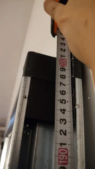 Puerta metálica con manilla negra