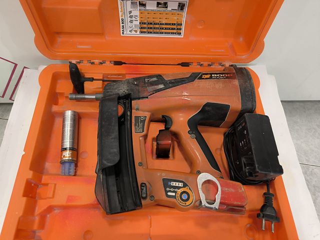 Pistola Clavadora Spit 800P + Batteria