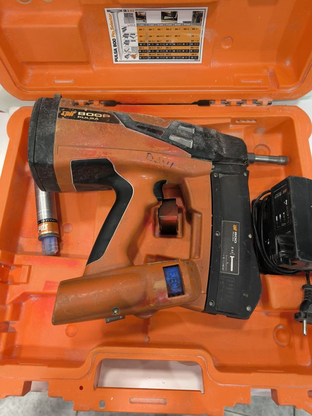 Pistola Clavadora Spit 800P + Batteria