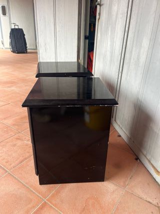 Comodini neri lucidi con ruote e cassetti