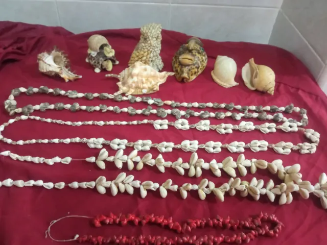 Collares y figuras de conchas marinas