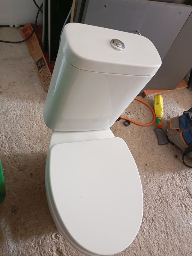 Váter salida suelo blanco