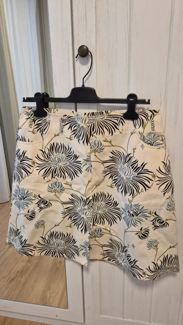 Falda estampada floral beige