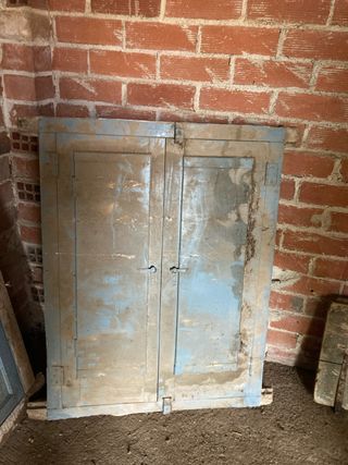 ventana de madera azul