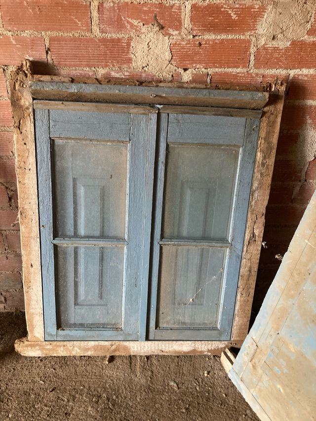 ventana de madera azul