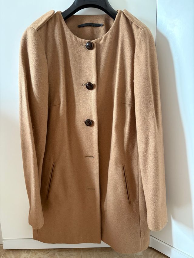 Abrigo beige con botones