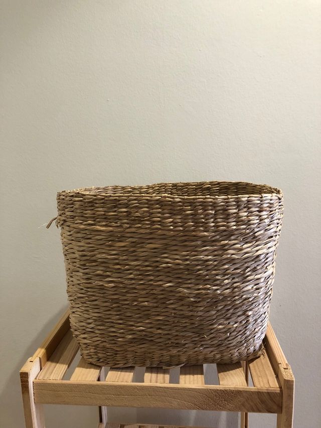 Cesta de mimbre y madera beige