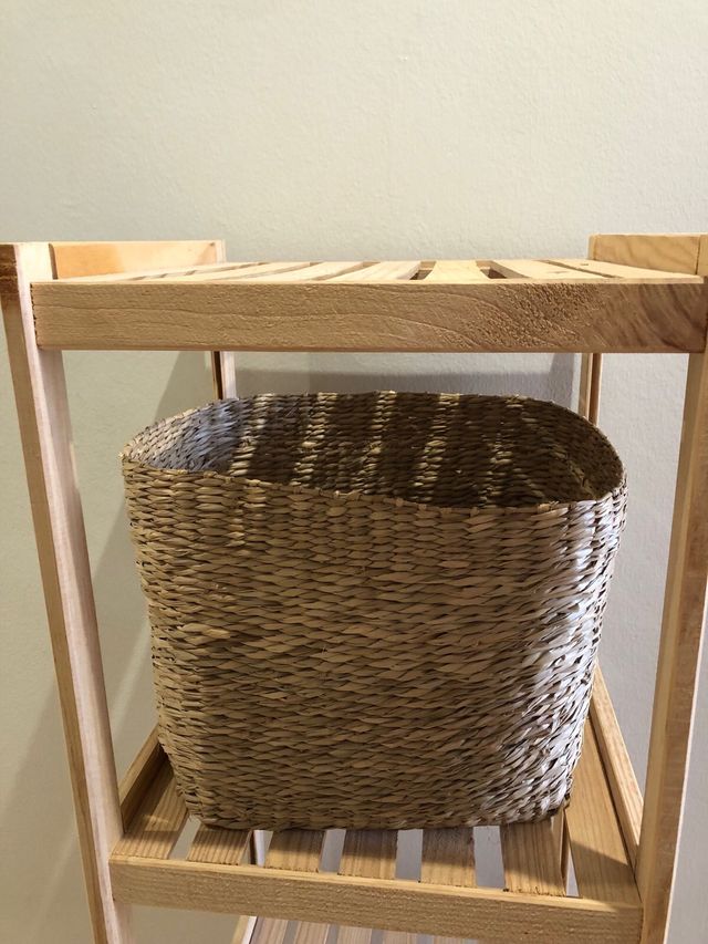 Cesta de mimbre y madera beige