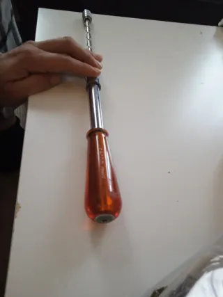 Herramienta manual con mango naranja